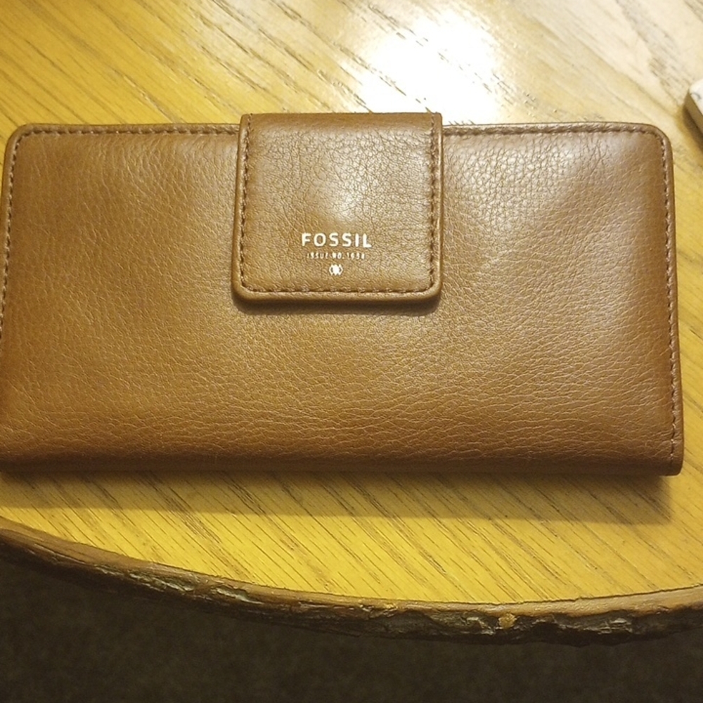 NWT Fossil Tan Leather Wallet